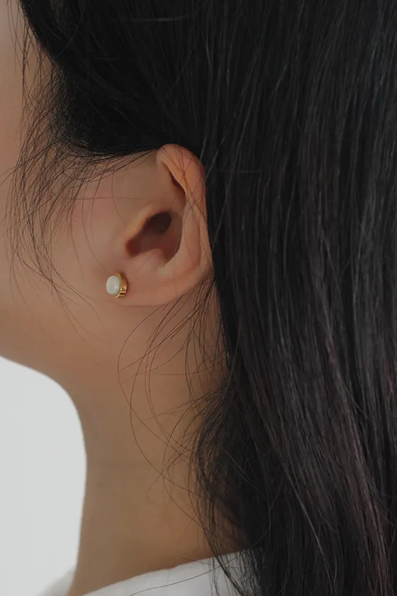 GUNG JEWELLERY Earrings: Mother of Pearl Stud Gold